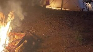 Una tienda con fuego ardiendo afuera.