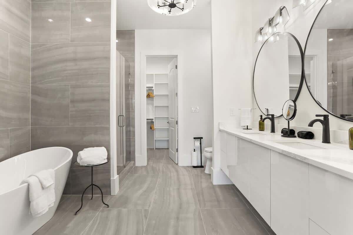 Shower, hair dryer, towels, shampoo