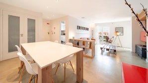 Un interior moderno con comedor, cocina y sala de estar.