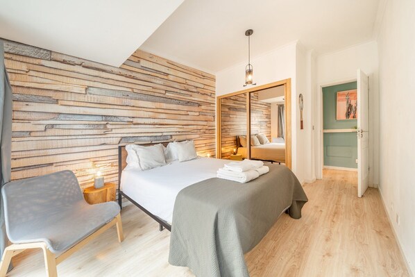 2 bedrooms, iron/ironing board, internet, bed sheets