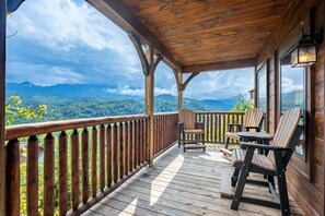 Eine Holzterrasse mit Blick auf eine Berglandschaft.