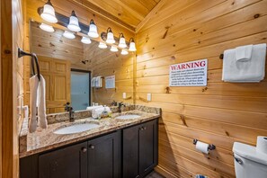 Towels - Gatlinburg Cabin Near Downtown | Views, Theater, Game Room, Hot Tub, Resort Pool (Gatlinburg)