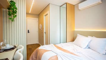 City Apartment | Laptop workspace, WiFi, bed sheets