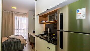 Comfort Apartment, 1 Double Bed, Non Smoking, No Housekeeping | Private kitchen | Microwave, cookware/dishes/utensils