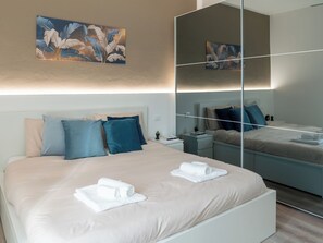 2 bedrooms, iron/ironing board, WiFi, bed sheets - From Kri•Modern design - 10 min Orio al Serio airport Bergamo - Self check in (Seriate)