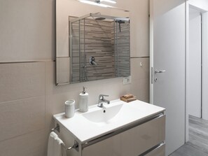 Shower, hair dryer, bidet, towels - From Kri•Modern design - 10 min Orio al Serio airport Bergamo - Self check in (Seriate)