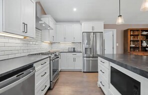 Private kitchen - Waterfront home with pool and pier (Lusby)