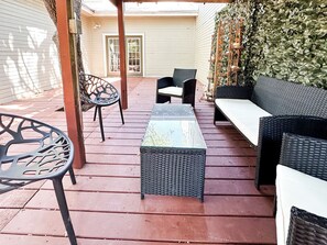 Terrace/patio - Tranquil 5bd house on 5 acres, private, sleeps 18, pool table, EV, waffle bar (New Braunfels)