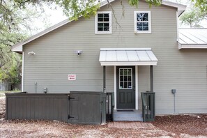 Exterior - Tranquil 5bd house on 5 acres, private, sleeps 18, pool table, EV, waffle bar (New Braunfels)