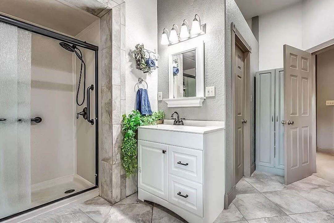 Douche, baignoire à jets, sèche-cheveux, serviettes fournies