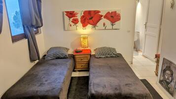 2 habitaciones, tabla de planchar con plancha, internet y ropa de cama