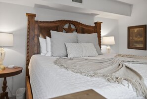 4 bedrooms, iron/ironing board, WiFi, bed sheets - Lakefront Home w/Views, Huge Deck, Family-Friendly (Lago Vista)