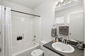 Dusche, Haartrockner, Handtücher, Seife