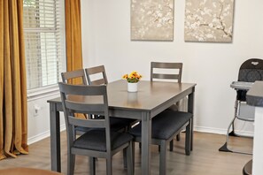 Dining - Enfilar Lane: Cozy Retreat Close to Stadiums & DFW (Arlington)