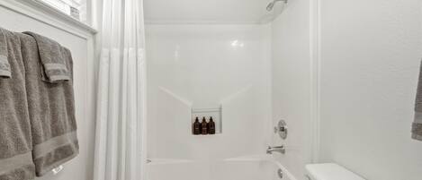 Douche, sĂšche-cheveux, serviettes fournies, savon
