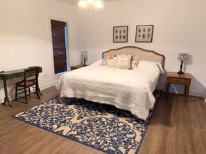 Room - Delightful 1-bedroom poolside house with AC in charming Hahira. (Hahira)