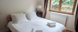 4 bedrooms, WiFi, bed sheets - Spacious house with garden at the foot of the Vercors - Up to 14 people (Châteaudouble)