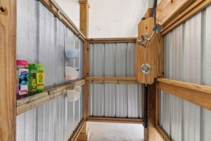 Suihku, hiustenkuivaaja, pyyhkeet, saippua