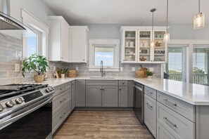 Private kitchen - Private Ft. Morgan Retreat / Sleeps 16 / Golf Cart (Gulf Shores)