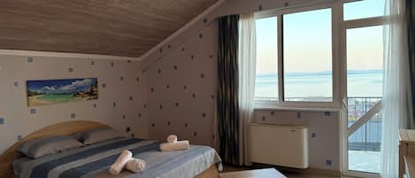 Chambre, balcon, vue sur lâocĂ©an | Bureau, espace de travail pour ordinateurs portables