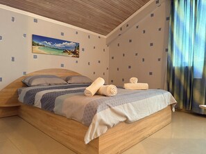 Habitación, balcón, vistas al mar | Escritorio y espacio para trabajar con un portátil