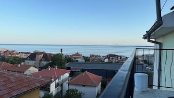 Family Studio, Balcony, Ocean View | Kawasan hartanah