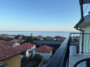 Familienstudio, Balkon, Meerblick | Unterkunftsgelände