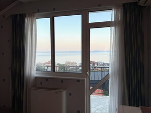 Zimmer, Balkon, Meerblick | Innenbereich