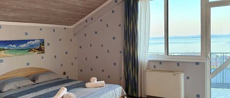 Room, Balcony, Ocean View | Desk, laptop workspace, iron/ironing board, free WiFi