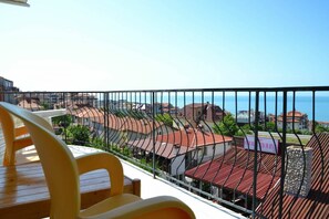 Zimmer, Balkon, Meerblick | Unterkunftsgelände