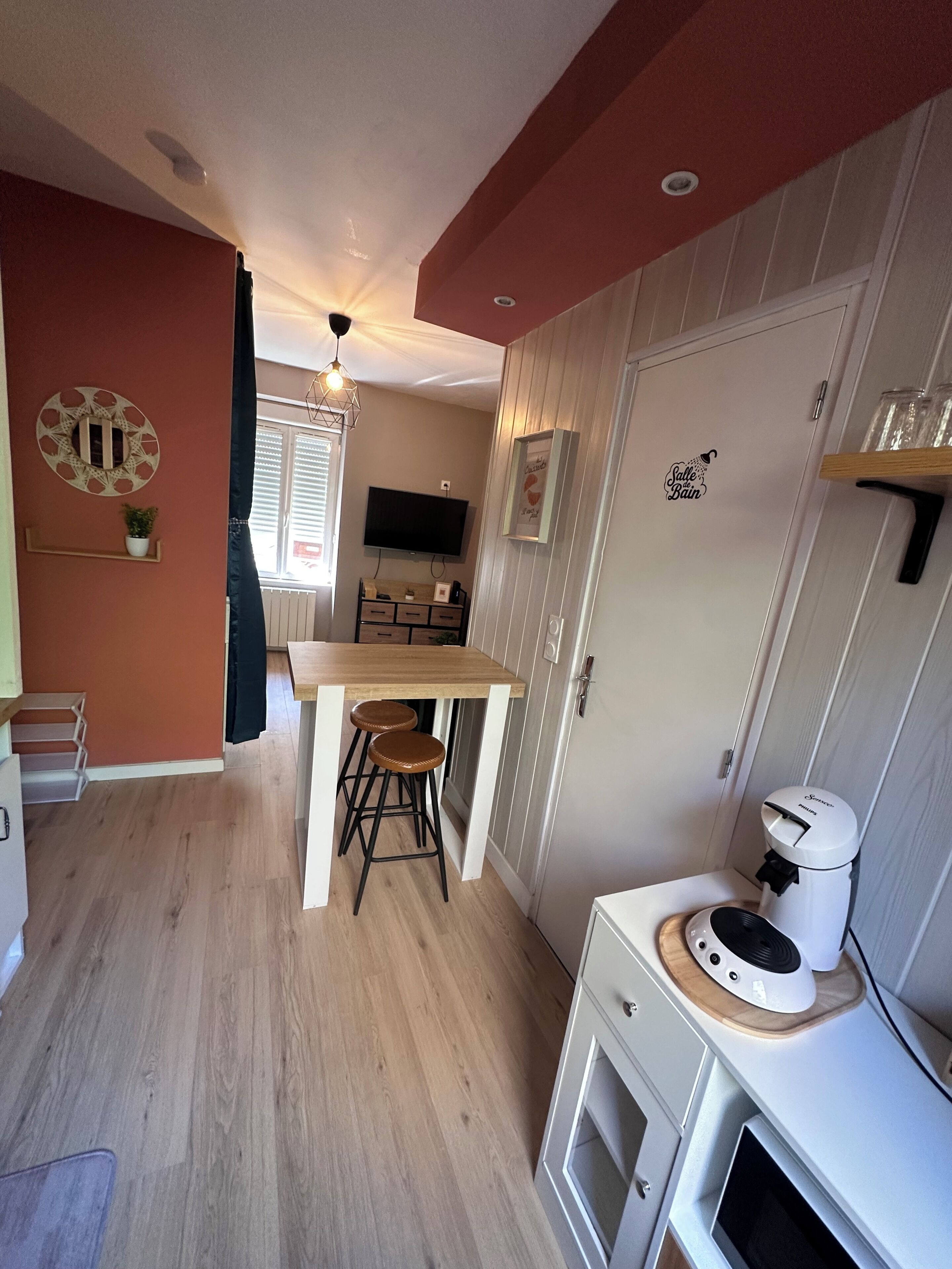 Een microgolfoven, een oven, een kookplaat