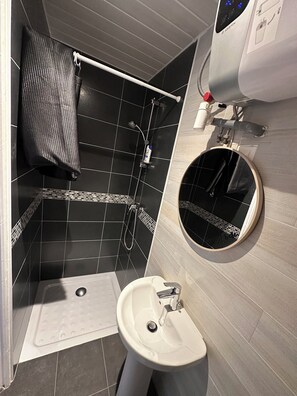 Bathroom - Cozy studio - Ploërmel city center - Wi-Fi and parking (Ploërmel)