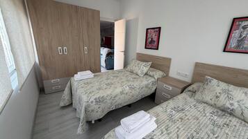 2 dormitorios, tabla de planchar con plancha, Internet y ropa de cama
