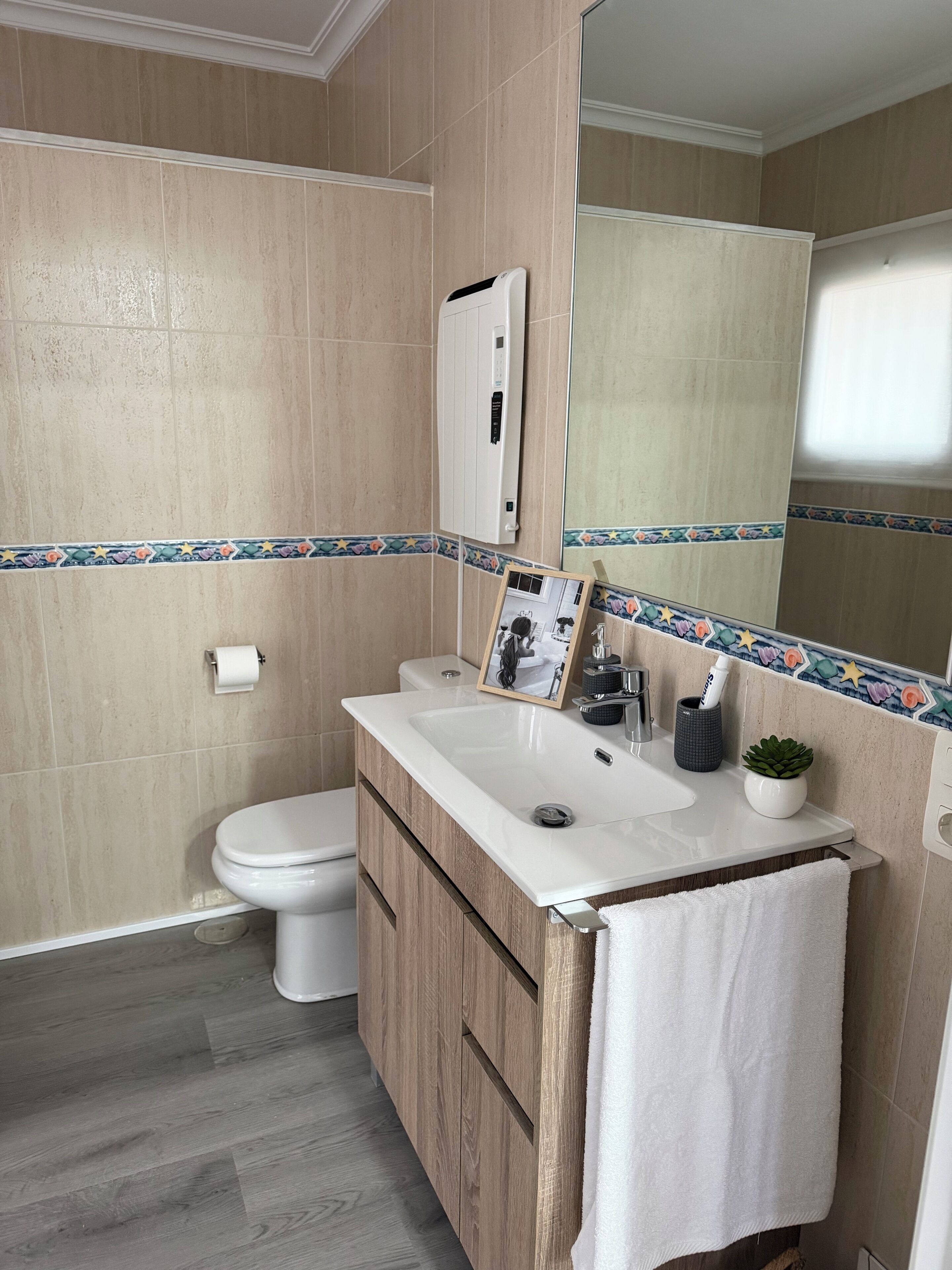 Een douche, een haardroger, handdoeken, zeep