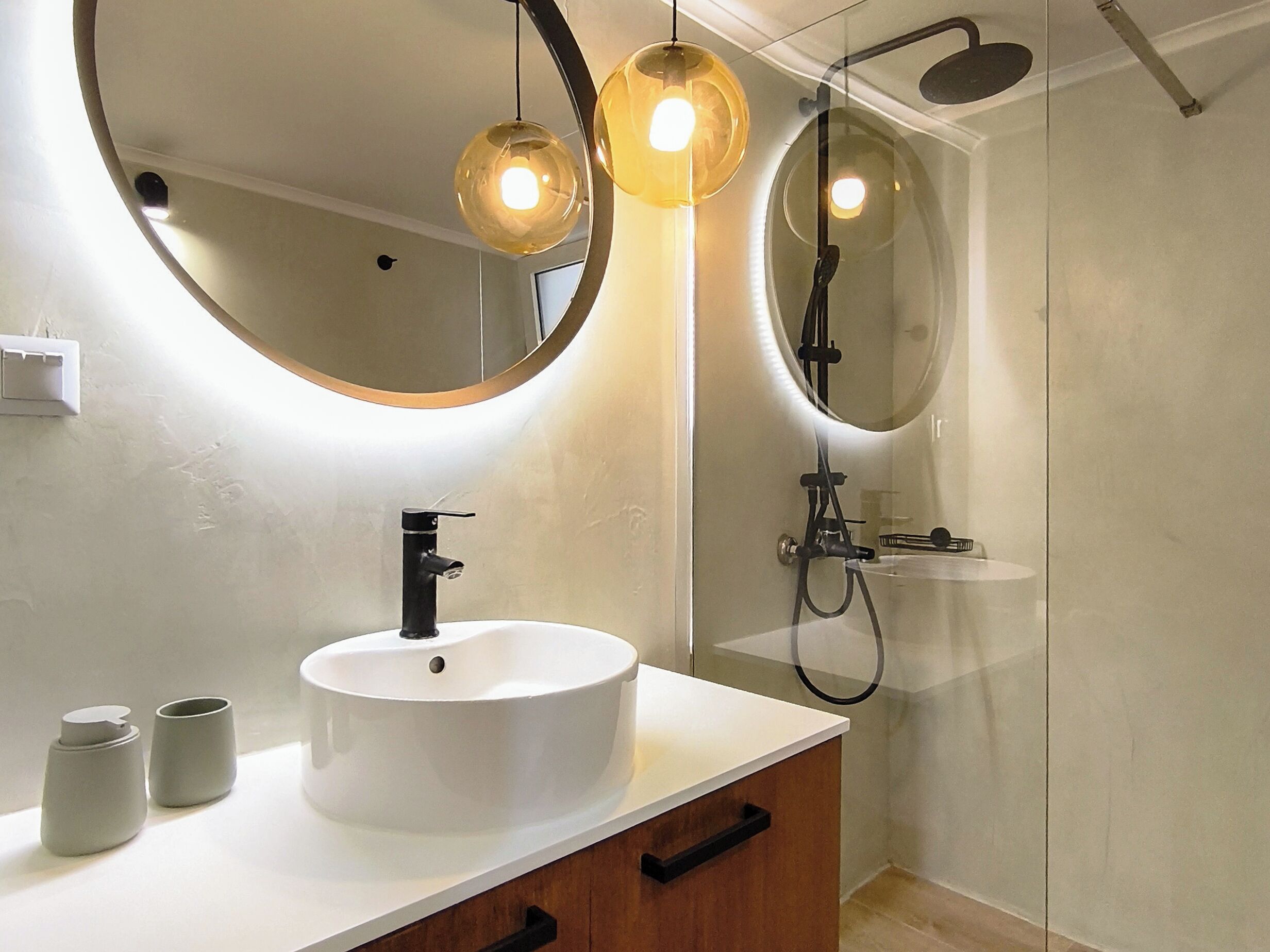 Een douche, een haardroger, handdoeken, zeep