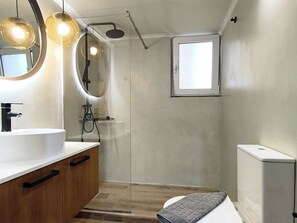 Dusche, Haartrockner, Handtücher, Seife
