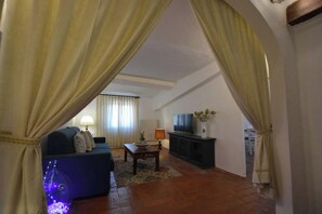 Smart TV - Panoramic apartment in medieval village (Radicondoli)