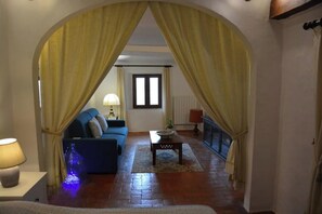 Smart TV - Panoramic apartment in medieval village (Radicondoli)