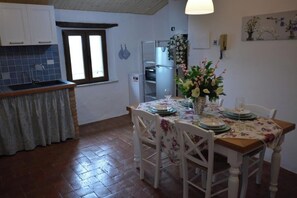 Dining - Panoramic apartment in medieval village (Radicondoli)