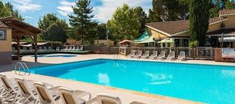 Maison de vacances '29 Les Mazets De Gaujac' avec piscine et jardin partagés