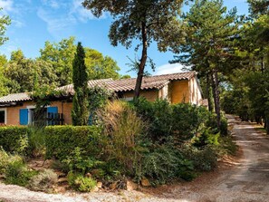 Exterior - Holiday Home '29 Les Mazets De Gaujac' with Shared Pool and Garden (Gaujac)