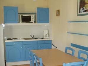Fridge, microwave, oven, stovetop - Holiday Home '28 Les Mazets de Gaujac' with Shared Pool and Garden (Gaujac)