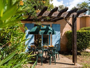 Outdoor dining - Holiday Home '28 Les Mazets de Gaujac' with Shared Pool and Garden (Gaujac)