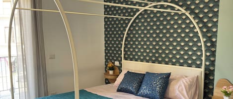 Quarto casal clássico, vista para a cidade | Escrivaninha, Wi-Fi de cortesia