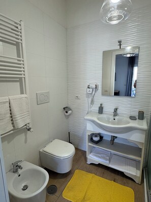 Quarto triplo clássico | Banheiro