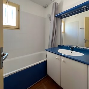 Shower - Holiday Home '21 Les Mazets de Gaujac' with Shared Pool and Garden (Gaujac)