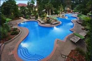 Una piscina cubierta, una piscina al aire libre