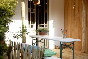 Outdoor dining - Mediterranean apartment of Guesthouse In the Monkey - Casa de Familia - Hart Bergen (Bergen)