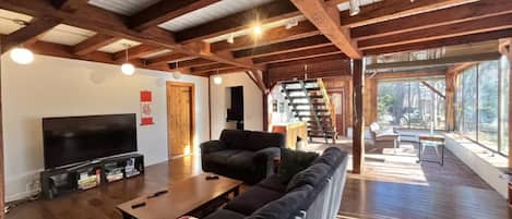 Televisión, chimenea, libros y estéreo