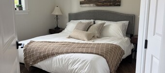 Hilltop Hideaway – Peaceful Stay Near BC Ferries and Airport